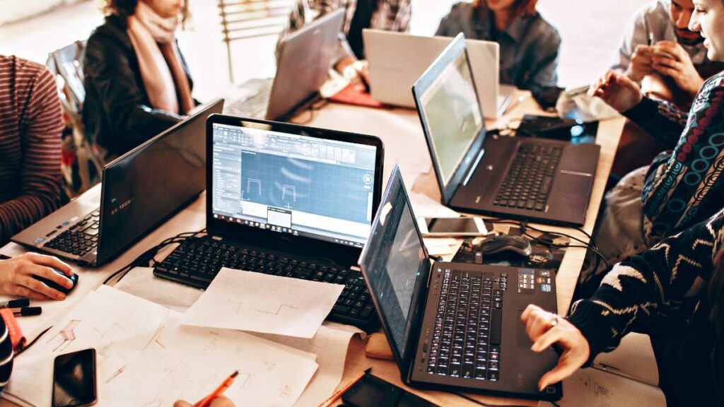 Rząd będzie rozdawać laptopy