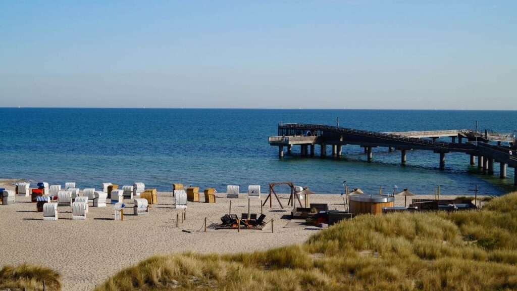 Co oznaczają niebieskie flagi na plaży