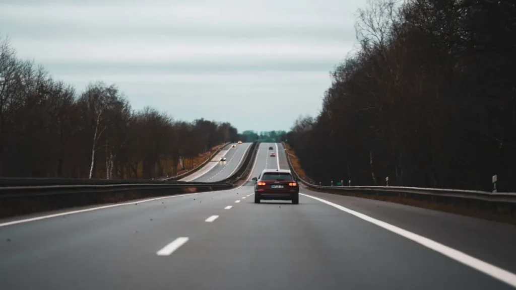 Holandia otwiera niezwykłą autostradę Foto: Samochody jadące autostradą