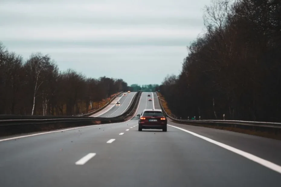 Holandia otwiera niezwykłą autostradę Foto: Samochody jadące autostradą