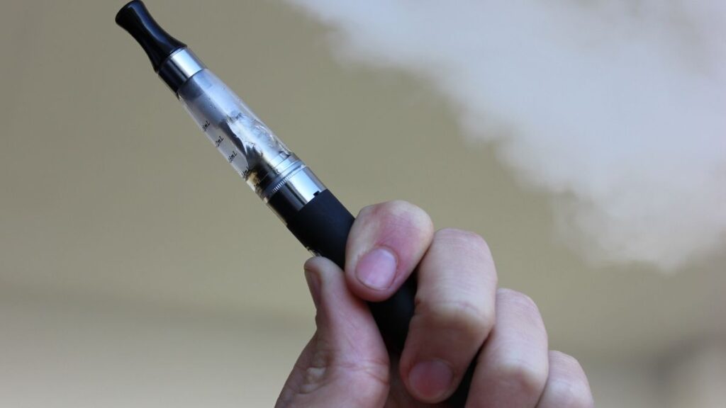 Niebezpieczne e-papierosy sieją spustoszenie wśród nastolatków – eksperci biją na alarm