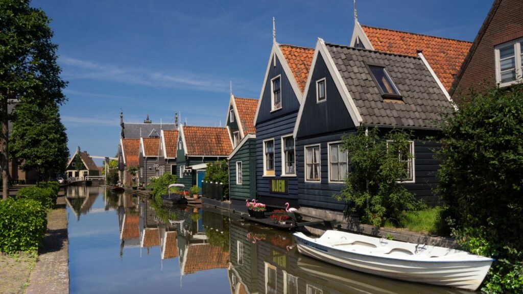 Ta stara wioska rybacka to ukryta perła Holandii, której prawie nikt nie zna