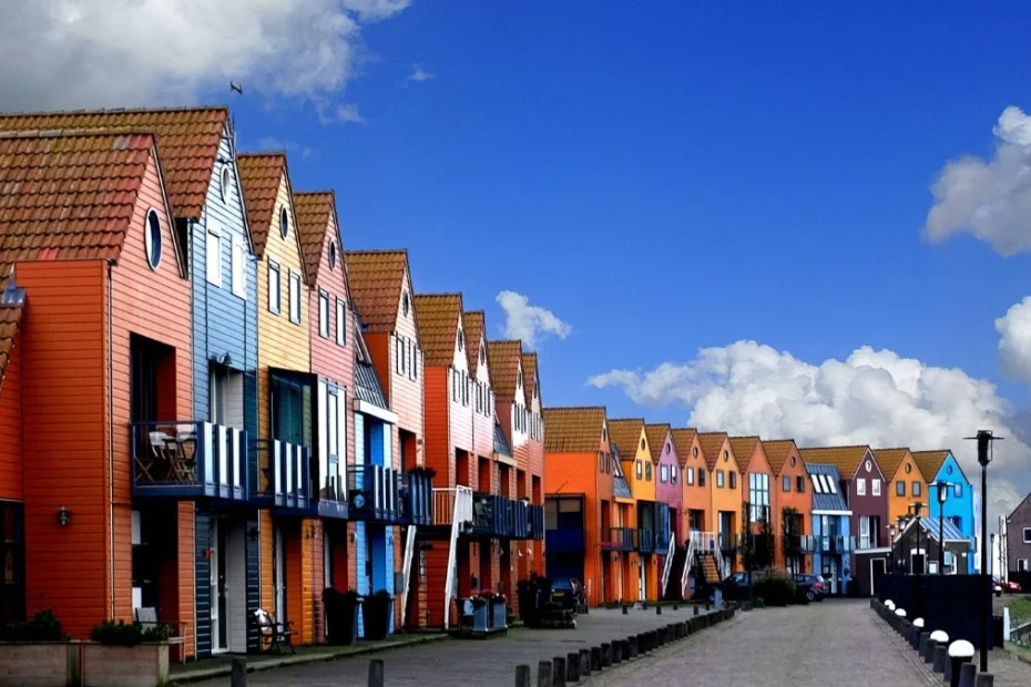 Język fryzyjski podobny do angielskiego Foto: charakterystyczne kolorowe domy we Fryzji