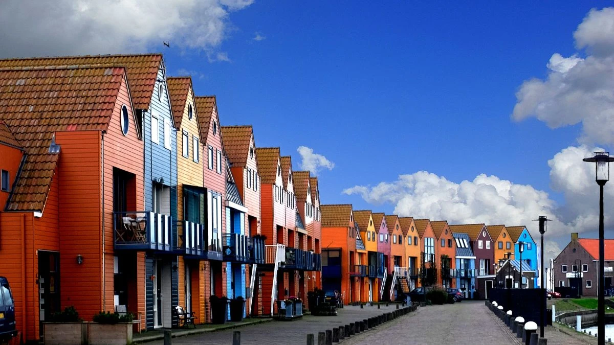 Język fryzyjski podobny do angielskiego Foto: charakterystyczne kolorowe domy we Fryzji