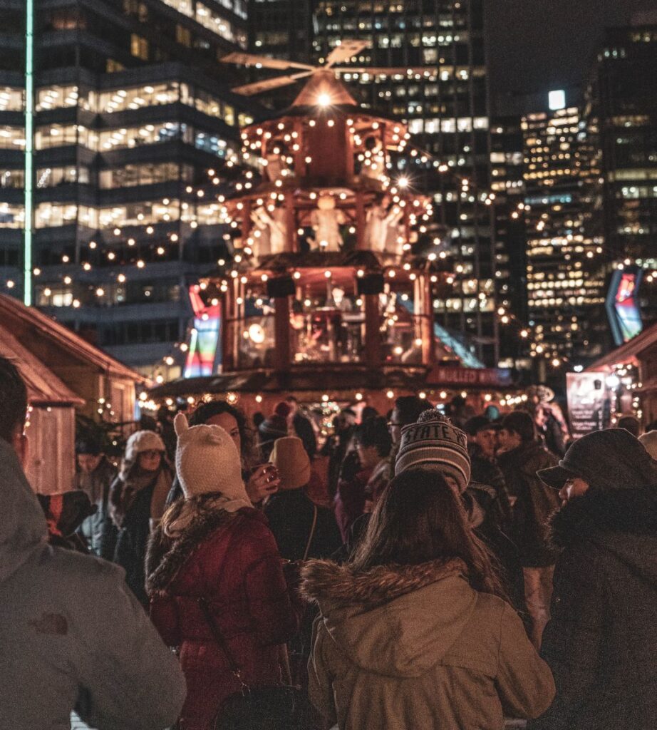 Jarmarki świąteczne w Holandii w listopadzie 2025 Foto: ludzie na jarmarku bożonarodzeniowym