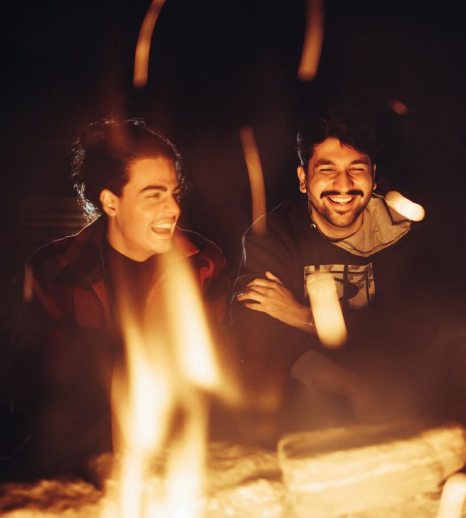 sylwestrowe ogniska w Scheveningen Foto: mężczyźni przy ognisku