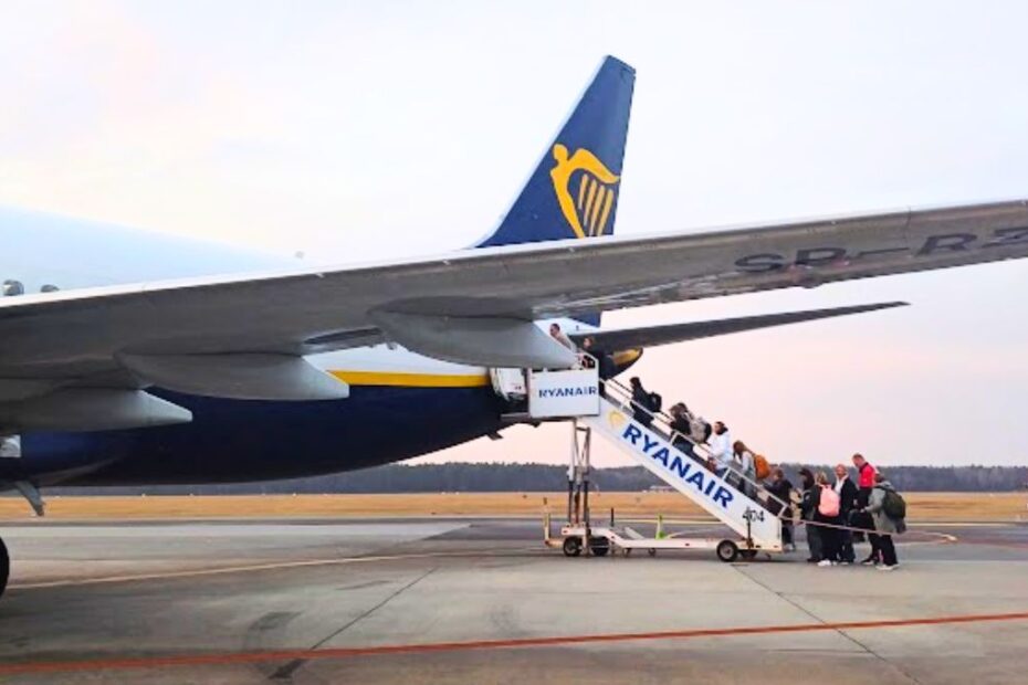 Ryanair traci prawa do lądowania w Holandii Foto: pasażerowie wsiadają do samolotu linii Ryanair