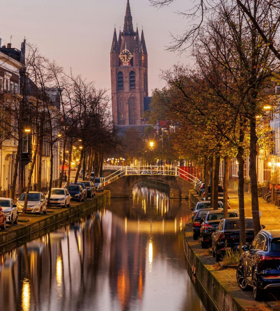 Delft bajkowe miasto kanałów i ceramiki Foto: ulica i kanał w mieście Delft