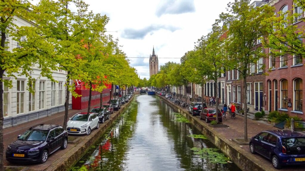 Delft bajkowe miasto kanałów i ceramiki Foto: ulica i kanał w mieście Delft