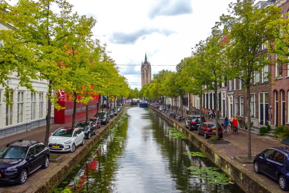 Delft bajkowe miasto kanałów i ceramiki Foto: ulica i kanał w mieście Delft