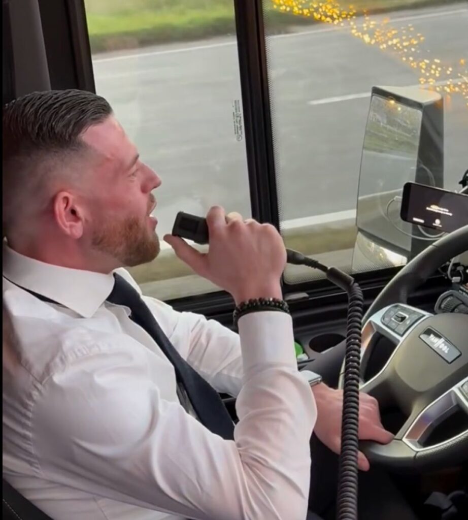 Kierowca autokaru gwiazdą internetu