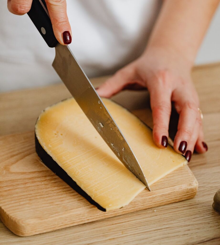 atrakcje turystyczne w mieście Gouda Foto: krojenie sera gouda