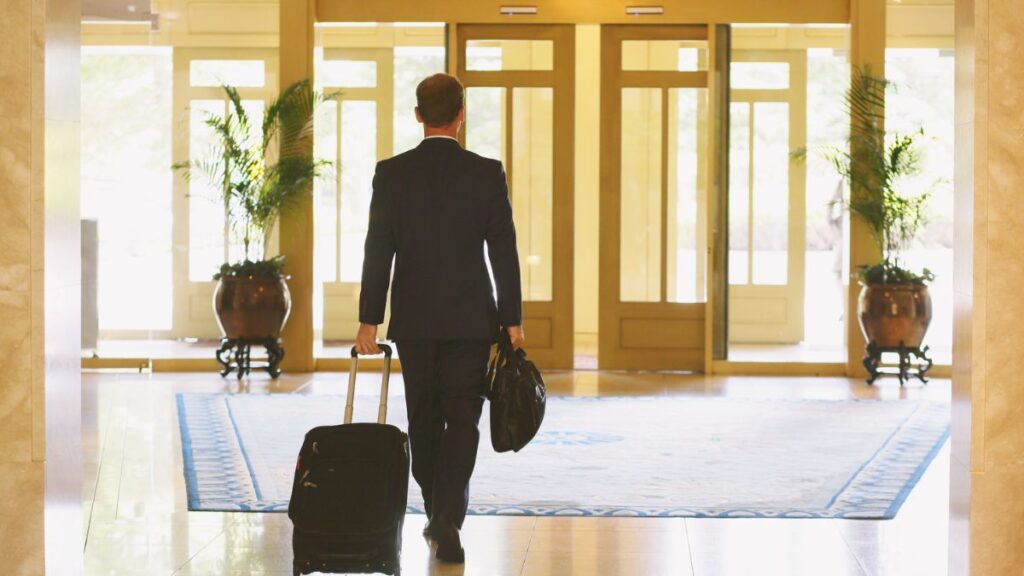 wzrost podatku VAT na noclegi w Holandii Foto: mężczyzna z walizką opuszczający hotel