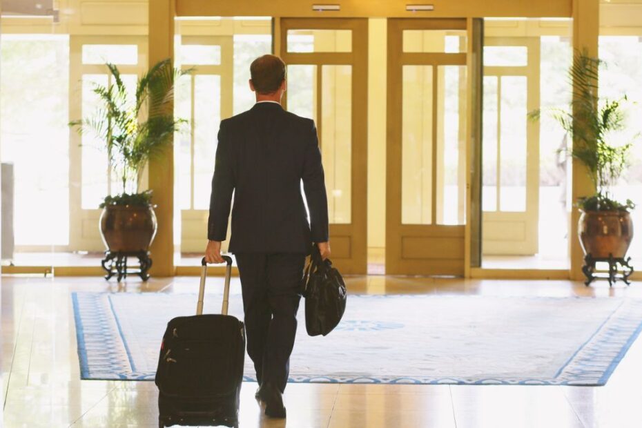 wzrost podatku VAT na noclegi w Holandii Foto: mężczyzna z walizką opuszczający hotel