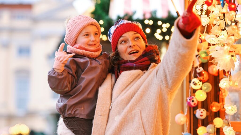 holenderskie miasto zamienia się w świat Dickensa Foto: kobieta z dzieckiem na jarmarku świątecznym