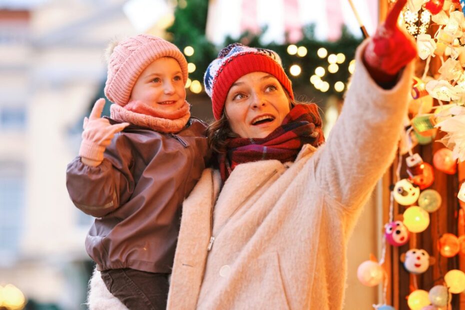 holenderskie miasto zamienia się w świat Dickensa Foto: kobieta z dzieckiem na jarmarku świątecznym