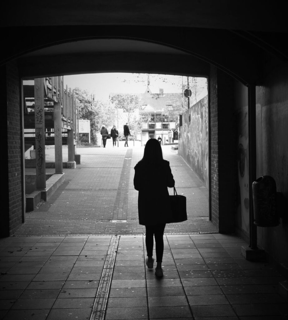 Amsterdam wzmacnia ochronę Kobieta w ciemnym przejściu 