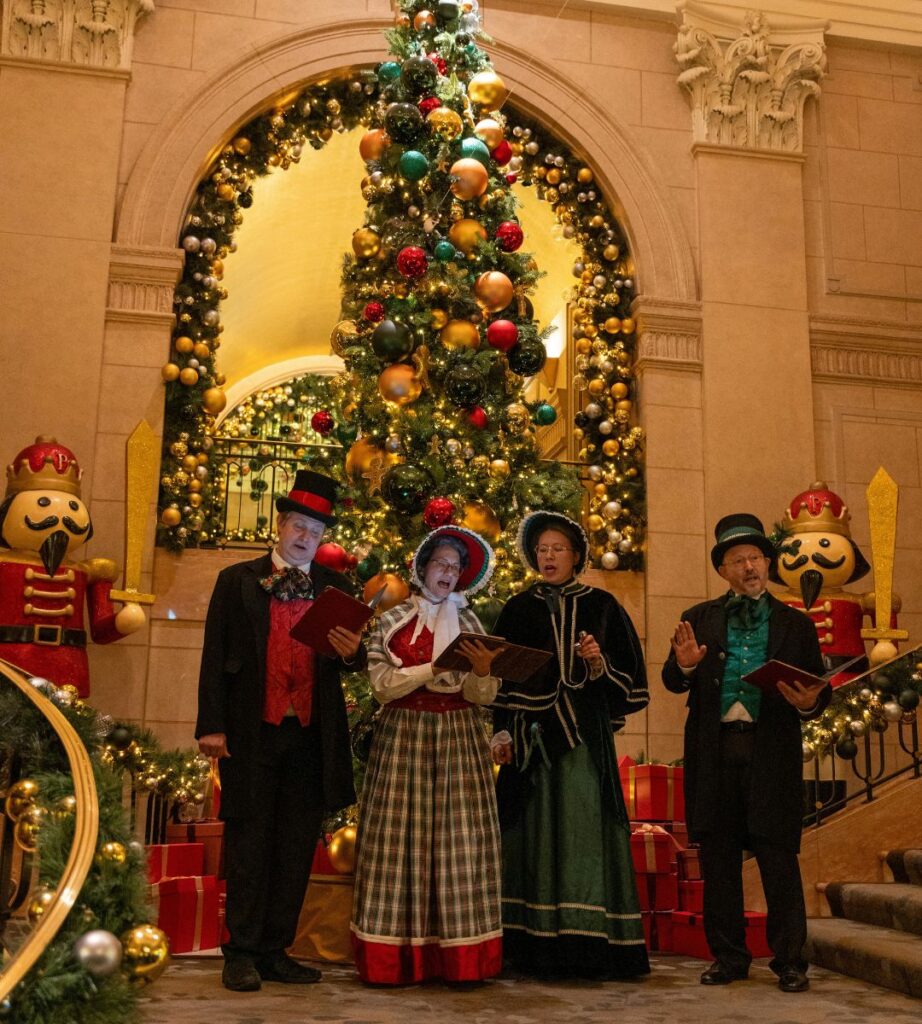 holenderskie miasto zamienia się w świat Dickensa Foto: osoby w historycznych strojach śpiewają na jarmarku świątecznym