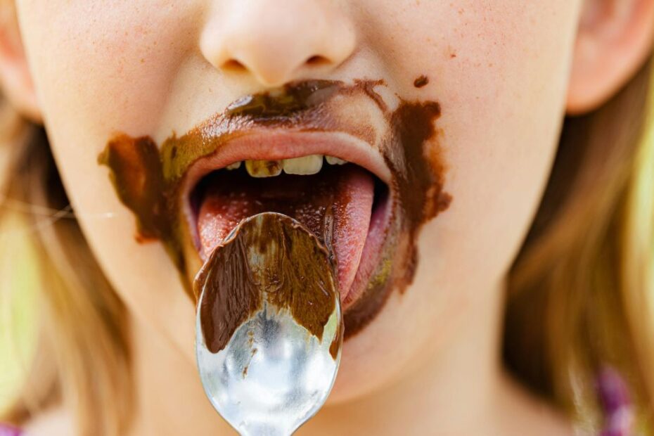 Lawinowy wzrost liczby dzieci z otyłością Foto: dziewczynka jedząca krem czekoladowy