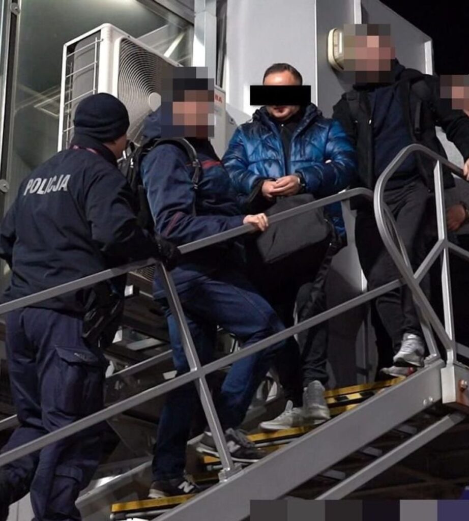 42-letni Polak odnaleziony przez „łowców głów” Foto: aresztowany mężczyzna eskortowany przez policjantów na lotnisku