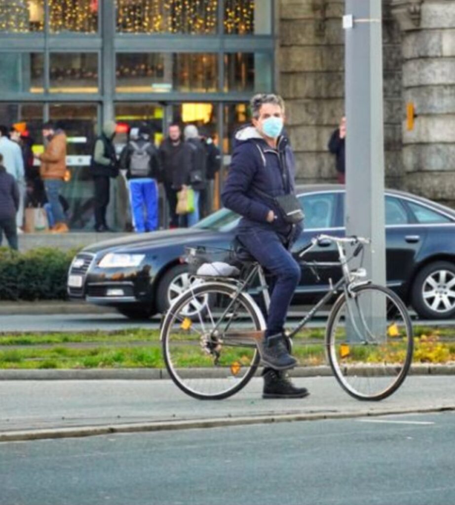 Sąsiad Holandii przywrócił obowiązek noszenia maseczek. Niderlandom grozi to samo