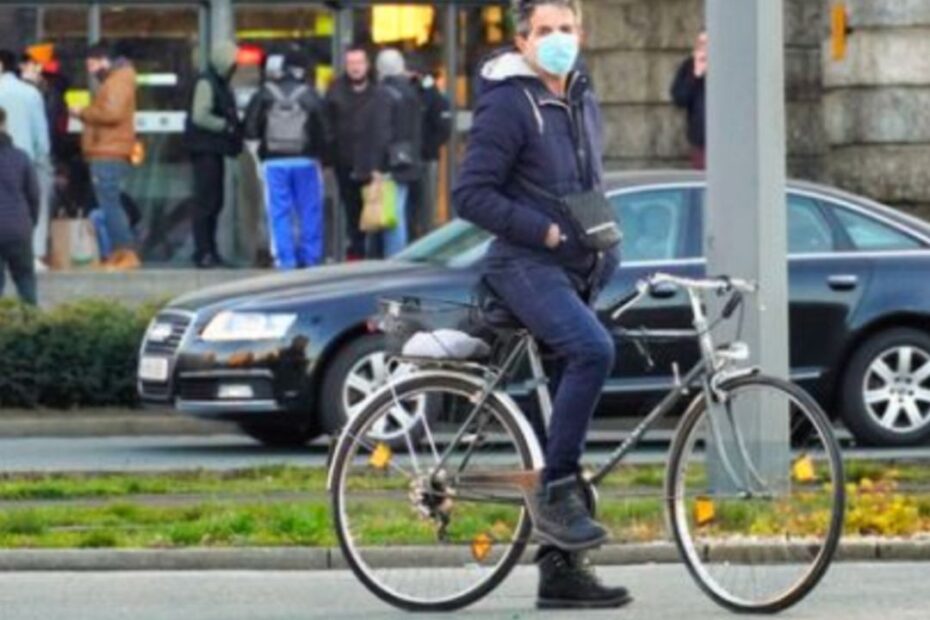 Sąsiad Holandii przywrócił obowiązek noszenia maseczek. Niderlandom grozi to samo