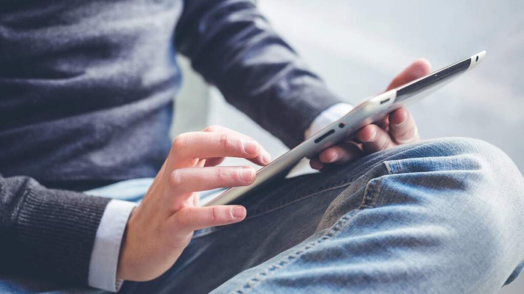 Ile zarabia sprzedawca światłowodu w Holandii?