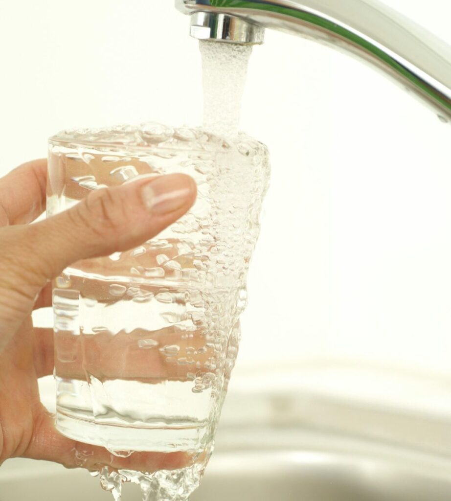 Skażenie wody pitnej w prowincji Utrecht Foto: osoba nalewająca wodę do szklanki