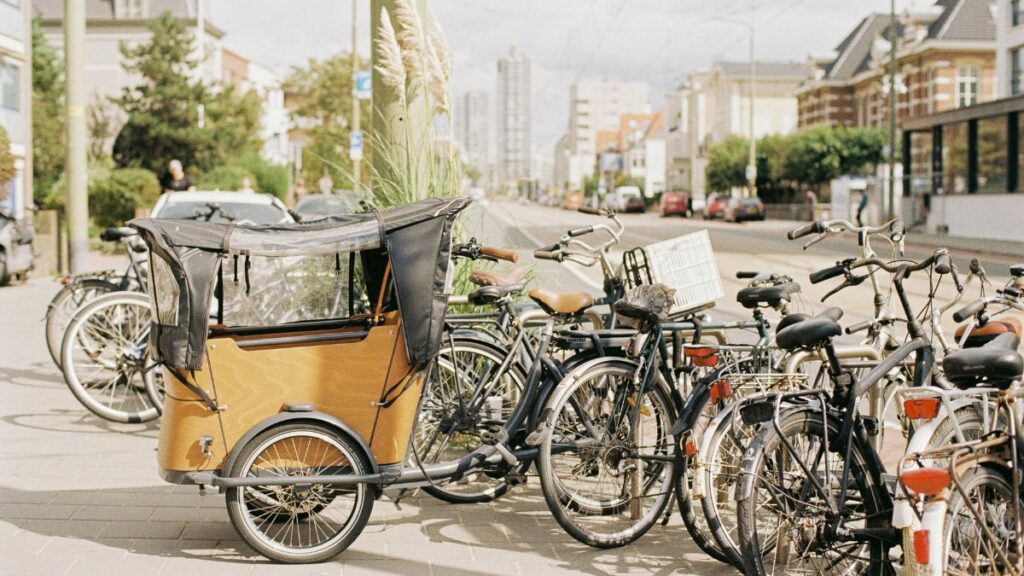 wyższe mandaty w Holandii w 2026 Foto: rowery zaparkowane na ulicy w Holandii