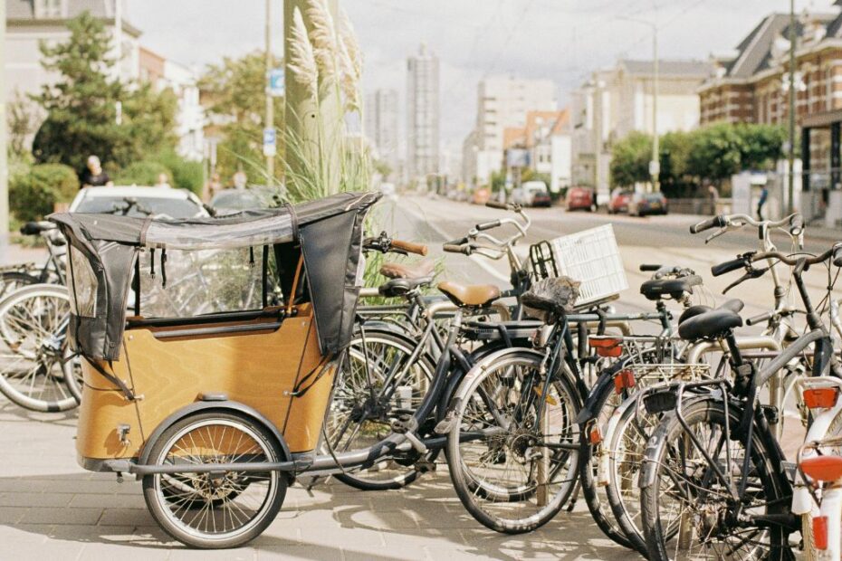 wyższe mandaty w Holandii w 2026 Foto: rowery zaparkowane na ulicy w Holandii