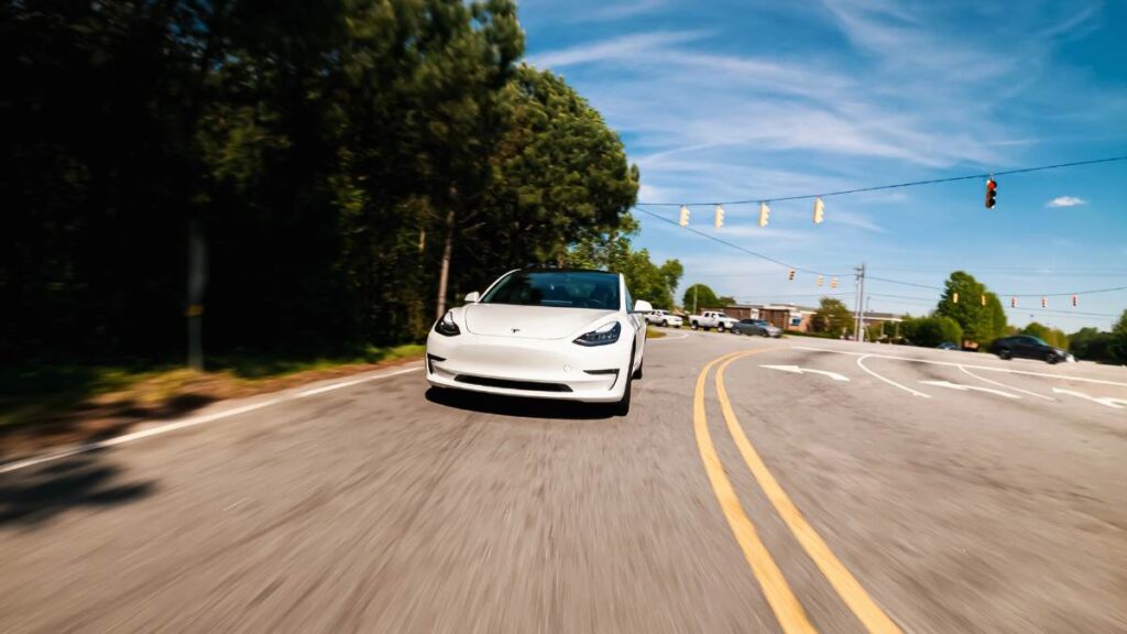 Holandia pozwala na jazdę Teslą bez rąk na kierownicy