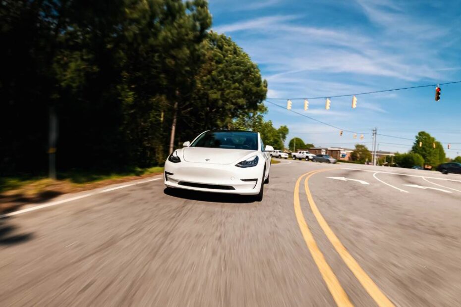 Holandia pozwala na jazdę Teslą bez rąk na kierownicy