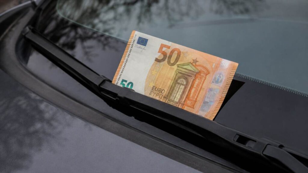 Banknot 50 euro za wycieraczką