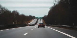 Holandia otwiera niezwykłą autostradę Foto: Samochody jadące autostradą