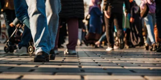 Nielegalny pobyt w Holandii będzie karany Na zdjęciu: ludzie idący po pasach