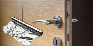 Trik z folią aluminiową na klamce drzwi