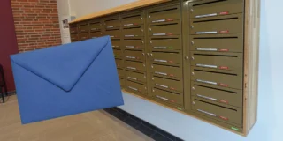 Niebieska koperta w skrzynce na listy