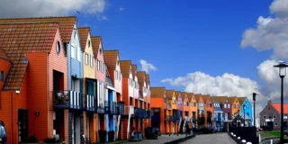 Język fryzyjski podobny do angielskiego Foto: charakterystyczne kolorowe domy we Fryzji