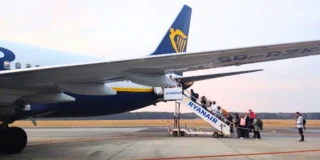 Ryanair traci prawa do lądowania w Holandii Foto: pasażerowie wsiadają do samolotu linii Ryanair