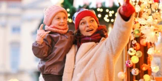 holenderskie miasto zamienia się w świat Dickensa Foto: kobieta z dzieckiem na jarmarku świątecznym