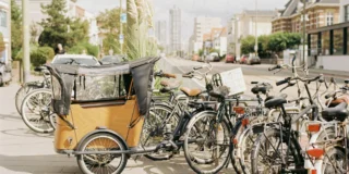 wyższe mandaty w Holandii w 2026 Foto: rowery zaparkowane na ulicy w Holandii