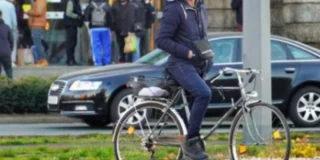 Sąsiad Holandii przywrócił obowiązek noszenia maseczek. Niderlandom grozi to samo