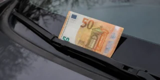 Banknot 50 euro za wycieraczką